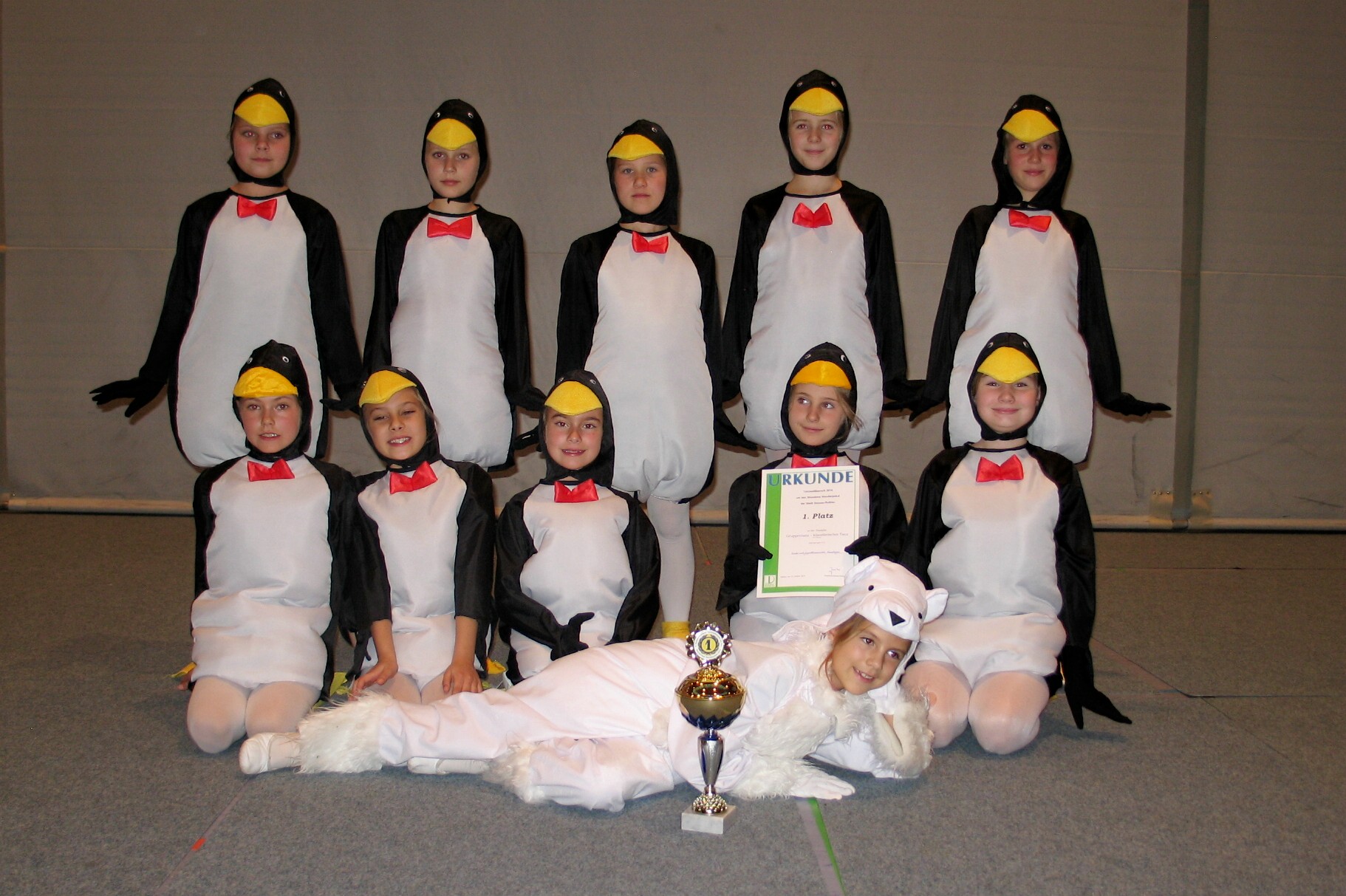 1. Platz fr Gruppe 5 mit dem Pinguintanz